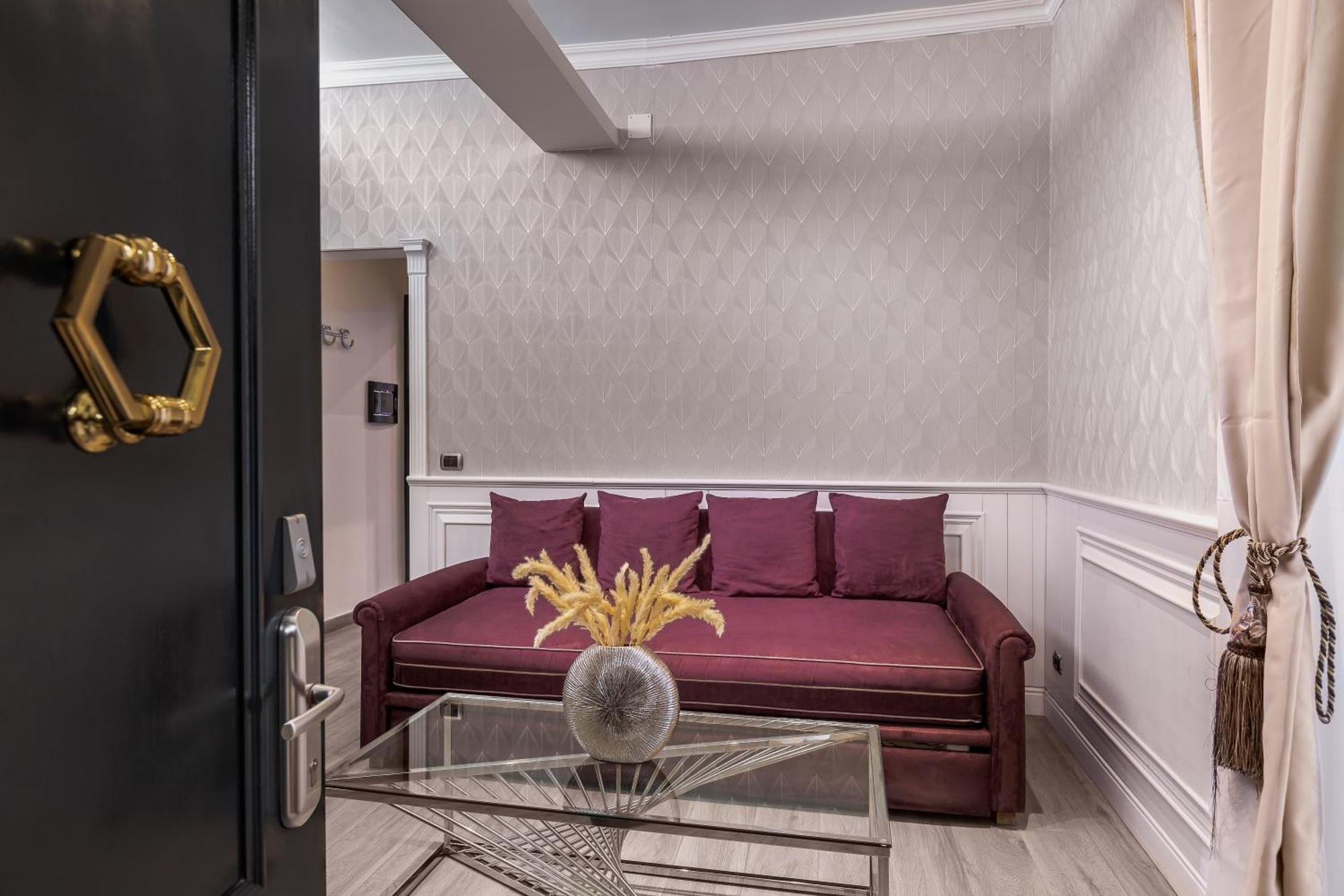 Daphne Luxury Rom